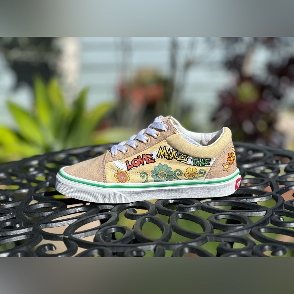 Vans x Sesame Street — Old Skool “Elmo” Sneakers - Picture 2 of 9